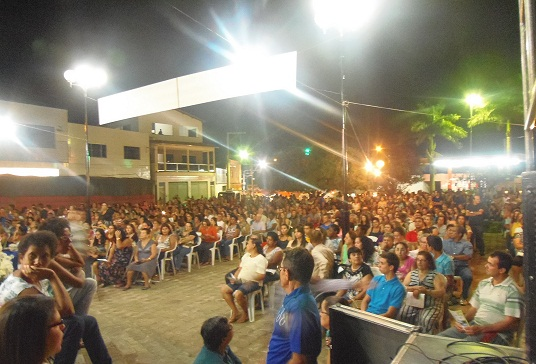 FIÉIS LOTARAM A PRAÇA DO BOM JESUS PARA CELEBRAR INÍCIO DO NOVENÁRIO