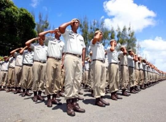 PM entrega medalhas a policiais para marcar Dia do Soldado
