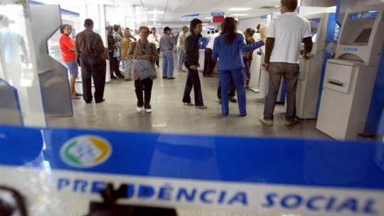 Relator propõe idade mínima de 62 anos para mulher se aposentar