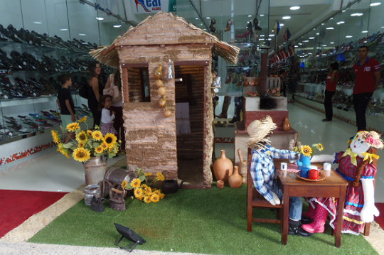 REAL CALÇADOS E CONFECÇÕES ABRE AS FESTAS JUNINAS COM MUITO ESTILO; VENHAM CONFERIR!