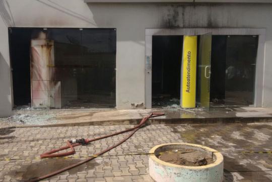 Agência bancária pega fogo após tentativa de arrombamento na Bahia  