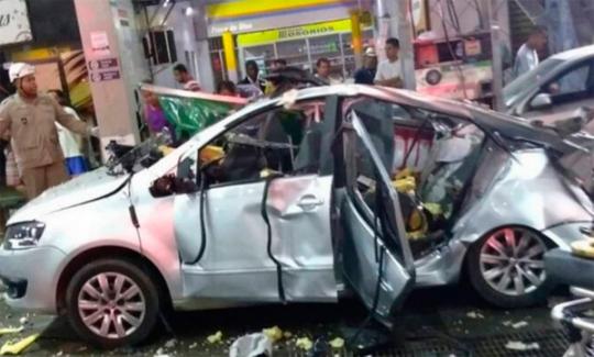 Mulher morre após carro explodir quando abastecia em posto de gasolina