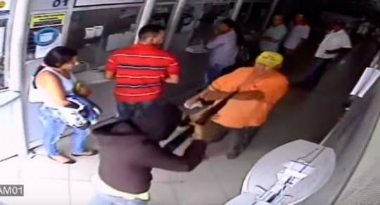 Homem 'pede licença' e escapa de assalto em lotérica na Bahia