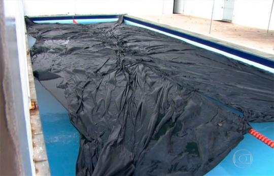 Menino de 7 anos é 'sugado' por ralo de piscina durante aula