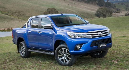 Nova Toyota Hilux, que será flex em 2016, já se parece com sedã