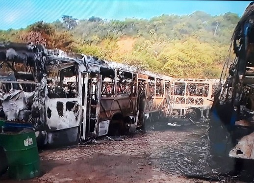 Incêndio atinge garagem da antiga BTU em Brotas; ao menos 48 ônibus foram queimados
