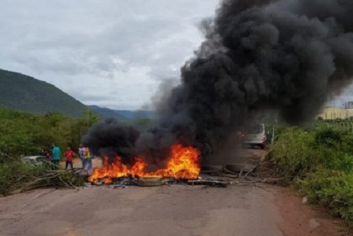 Protestos na BA-142: buraqueira é motivo de manifestações com fechamento da rodovia entre Tanhaçu e Ituaçu