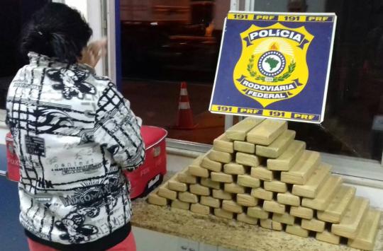 Conquista: Mulher é flagrada e presa pela PRF, com 42kg de drogas, em ônibus na BR-116