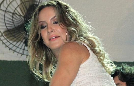 Com cancelamentos sucessivos, Claudia Leitte topa até apresentação em buffet