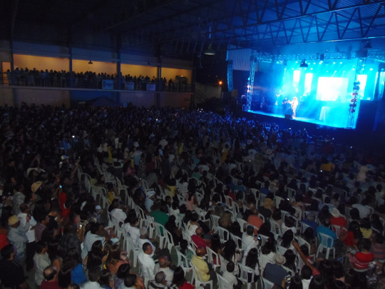 LIVRAMENTO: APRESENTAÇÃO DO PADRE ALESSANDRO CAMPOS FOI BASTANTE ELOGIADA PELOS FIÉIS.