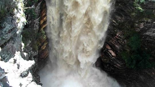 Após longo incêndio, chuva enche cachoeiras na Chapada Diamantina
