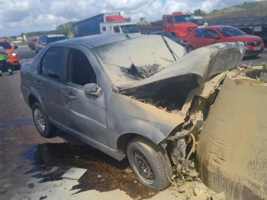 Motorista morre ao bater carro em praça de pedágio de Simões Filho