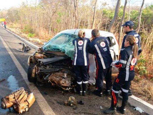 Homem morre e carro fica destruído após batida com caminhão na Bahia