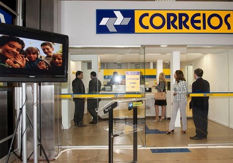 Governo quer usar Correios para acelerar cadastramento de auxílio emergencial