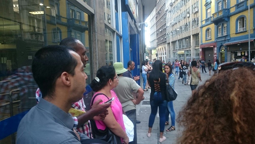 Agências da Caixa de SP têm filas no 1º dia de saque de contas inativas do FGTS