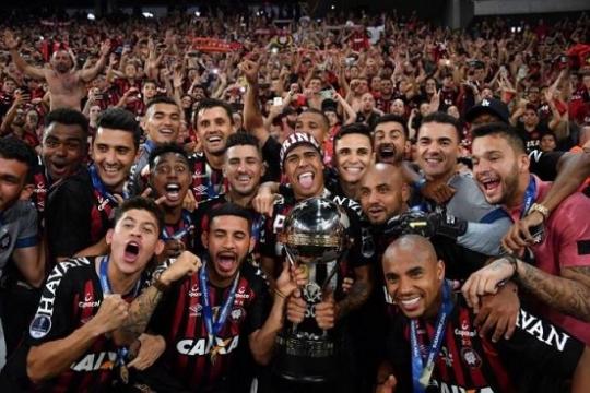 Atlético-PR vence Júnior nos pênaltis e é campeão da Sul-Americana