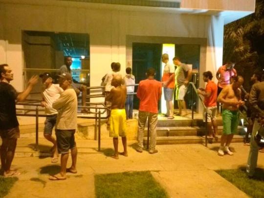 Grupo explode cofre de banco e foge com três reféns na Bahia