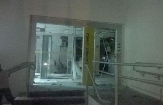 Grupo explode agência do Banco do Brasil e provoca moradores na Bahia: 'Coloca o rosto na porta'