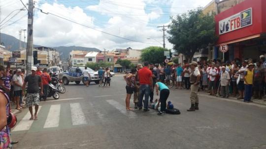 LIVRAMENTO: HOMEM É ATINGIDO POR VEÍCULO EM FAIXA DE PEDRESTE