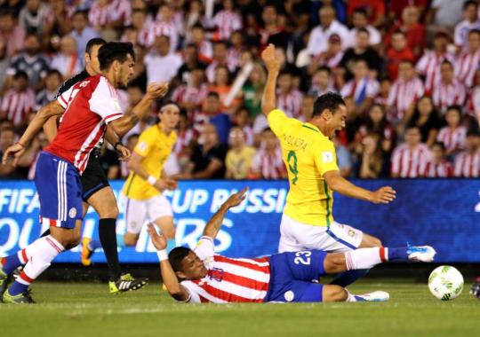 Brasil empata no fim com o Paraguai, mas cai para 6º nas Eliminatórias