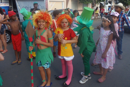 LIVRAMENTO: ESCOLA MUNICIPAL RÔMULO GALVÃO REALIZA DESFILE ALUSIVO AO DIA DO FOLCLORE