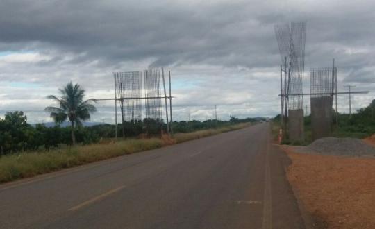 LIVRAMENTO: CONSTRUÇÃO DE PÓRTICOS ESTÃO PARALISADAS HÁ MESES