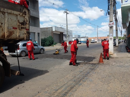 LIVRAMENTO: SIT REALIZA OPERAÇÃO TAPA-BURACO EM TRECHO URBANO DA BA-148