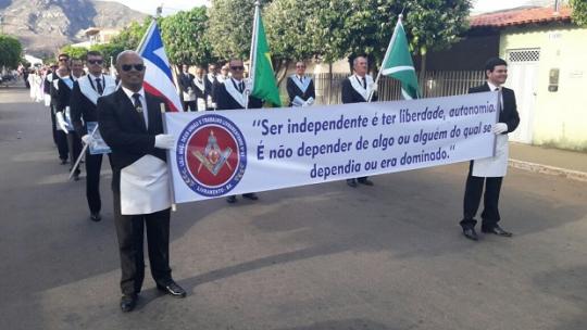 LIVRAMENTO: AVENIDA PRESIDENTE VARGAS FICOU COMPLETAMENTE LOTADA PARA ASSISTIR DESFILE DE 7 DE SETEMBRO