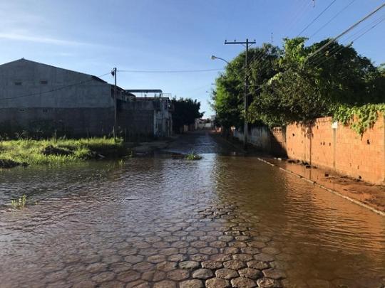 LIVRAMENTO: MORADORES DO BAIRRO ESTOCADA RECLAMAM DE ALAGAMENTO NA RUA GONÇALO PEREIRA E SILVA