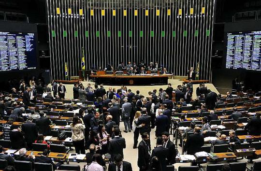 Câmara aprova em 2º turno PEC que reduz a maioridade penal de 18 para 16 anos