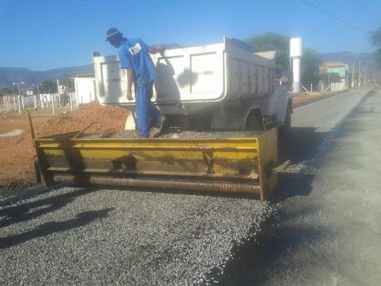 LIVRAMENTO: INICIADO SERVIÇO DE REVESTIMENTO ASFÁLTICO NO BAIRRO BENITO GAMA