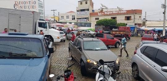 LIVRAMENTO: TRÂNSITO DESORGANIZADO NA PRAÇA JOÃO MARQUES PREJUDICA COMERCIANTES E CLIENTES