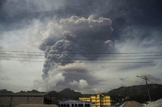 Ilha do Caribe estremece com maior explosão vulcânica de sua história