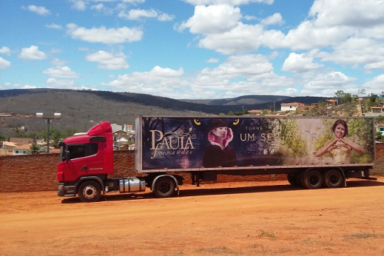 PAULA FERNANDES CONVIDA PARA SHOW EM ABAÍRA VIA REDE SOCIAL