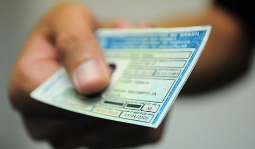 Motoristas precisarão fazer curso e prova teórica para renovar a CNH