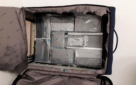 Mulher é presa tentando embarcar com 8 kg de cocaína no aeroporto de Salvador; droga seria levada para a Espanha