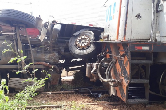 Brumado: Caminhão colide com trem em linha férrea no centro da cidade