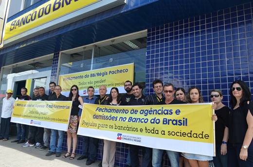 Bancários protestam contra o fechamento de agência do Banco do Brasil em Conquista