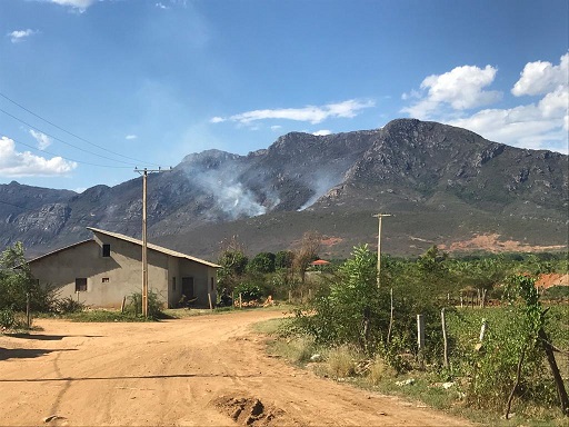 SERRA DAS ALMAS: INCÊNDIO ESTÁ SOB CONTROLE DE BOMBEIROS E BRIGADISTAS