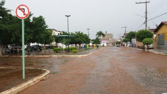 LIVRAMENTO: CHOVE FORTE NA MANHÃ DESTA TERÇA (06)