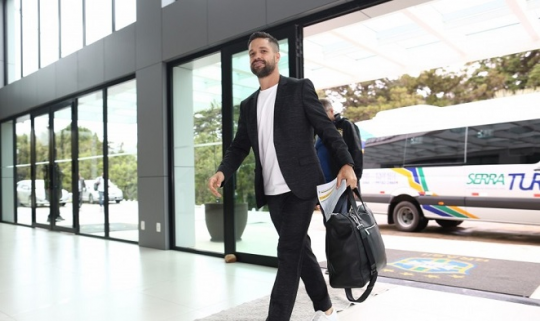 Exame detecta lesão muscular, e Diego, do Flamengo, é cortado da seleção brasileira