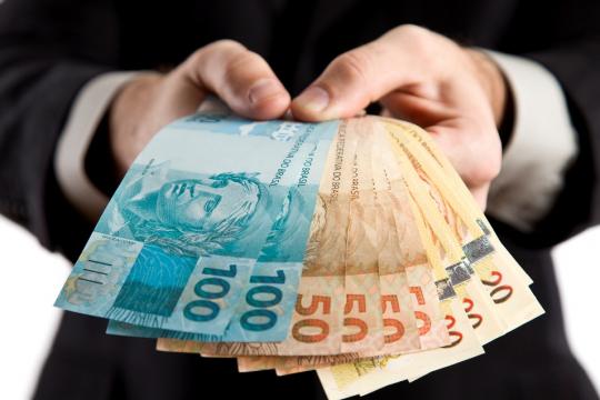 Governo prevê salário mínimo de R$ 946 para o ano que vem