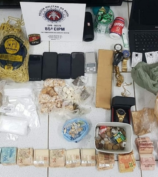 Casal e adolescente são conduzidos à delegacia após serem flagrados com R$ 9 mil, ecstasy e crack na Bahia