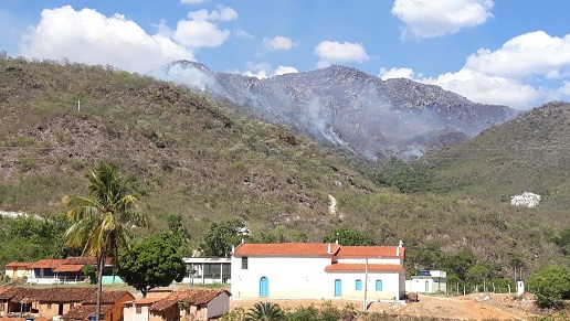 LIVRAMENTO: FOGO ATINGE MORRO NO POVOADO DA CANABRAVA