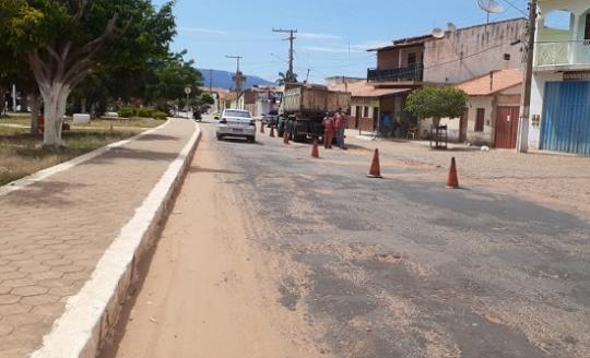 LIVRAMENTO: SIT REALIZA OPERAÇÃO TAPA-BURACO NA BA-152
