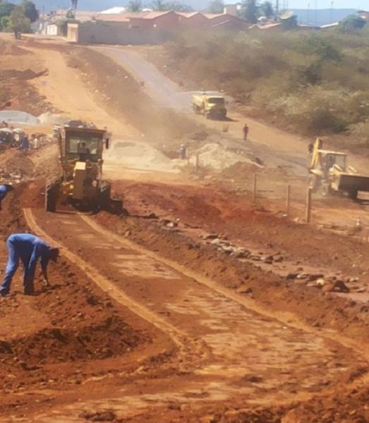 LIVRAMENTO: PREFEITO VISITOU SERVIÇOS DE TERRAPLANAGEM NOS BAIRROS POLIVALENTE E ESTOCADA