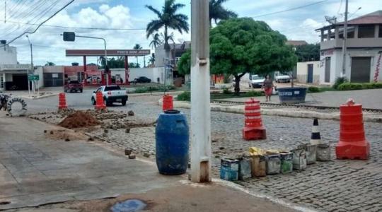 LIVRAMENTO: PREFEITURA REALIZA REPAROS EM CALÇAMENTO NO BAIRRO TAQUARI
