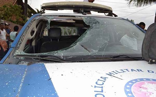 Homem surta e depreda viatura da Polícia Militar na Bahia; veículo ficou destruído