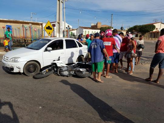 LIVRAMENTO: ACIDENTE ENTRE CARRO E MOTO NO BAIRRO TAQUARI