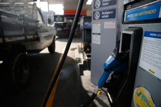 Petrobras comunica a clientes alta de 2,7% no preço da gasolina